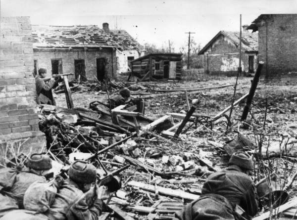 Советские солдаты ведут бои на подступах к Сталинграду. Лето 1942 года.